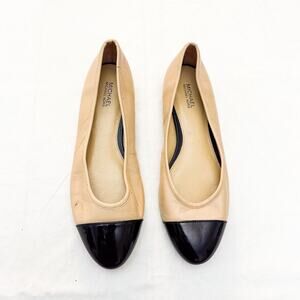 Michael Kors Beige Black Captoe Ballet Round Flats Chain Heel Accents SIze 6.5